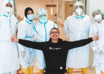 Abu Janda Sembuh COVID-19, Lepas Masker dan Foto-foto Bareng Tim Medis
