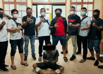 Tersangka Akhar saat diamankan personel Satreskrim Polres Asahan. (Foto: istimewa)