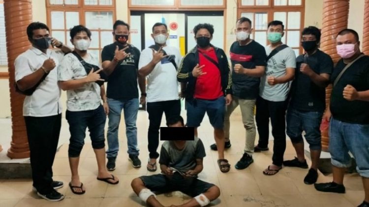 Tersangka Akhar saat diamankan personel Satreskrim Polres Asahan. (Foto: istimewa)