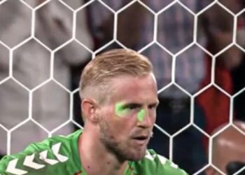 Fans Inggris ganggu kiper Denmark, Kasper Schmeichel dengan sinar laser. [Dok. Twitter @ESPNFC]