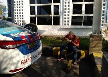 Gubernur Jawa Tengah Ganjar Pranowo saat makan siang di parkiran mobil PJR, Pemalang, Jawa Tengah (foto: Istimewa)
