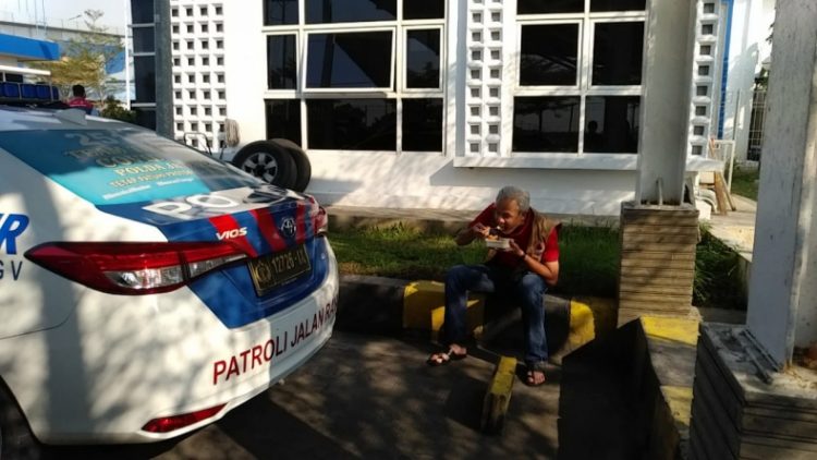 Gubernur Jawa Tengah Ganjar Pranowo saat makan siang di parkiran mobil PJR, Pemalang, Jawa Tengah (foto: Istimewa)