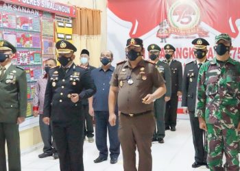 Kapolres Simalungun, AKBP Agus Waluyo SIK, MH, bersama Forkopimda saat mengikuti upacara HUT Bhayangkara ke 75 yang dipimpin langsung oleh Presiden RI, Ir. H. Joko Widodo, Kamis (1/7/2021) pagi, sekira pukul 09.00 WIB, secara virtual, di Ruang PDDO Mako Polres Simalungun.