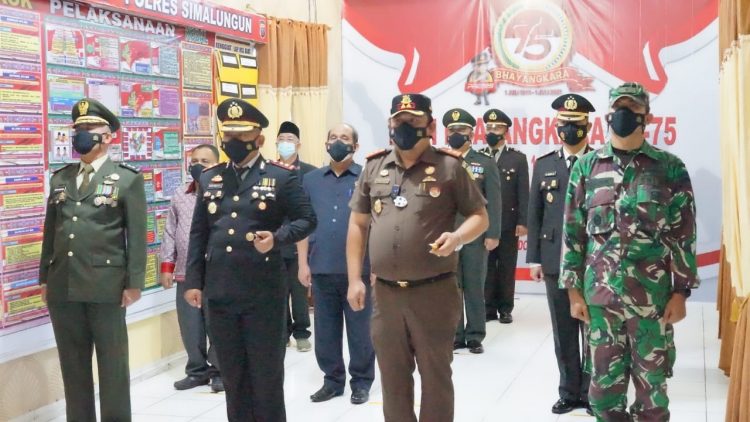 Kapolres Simalungun, AKBP Agus Waluyo SIK, MH, bersama Forkopimda saat mengikuti upacara HUT Bhayangkara ke 75 yang dipimpin langsung oleh Presiden RI, Ir. H. Joko Widodo, Kamis (1/7/2021) pagi, sekira pukul 09.00 WIB, secara virtual, di Ruang PDDO Mako Polres Simalungun.