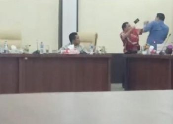 Ketua PDIP Labuhanbatu Selatan Zainal Harahap (baju merah) nyaris adu jotos dengan Ketua PKPI Labusel Arwi Winata saat rapat pembahasan dana CSR. (ANTARA)