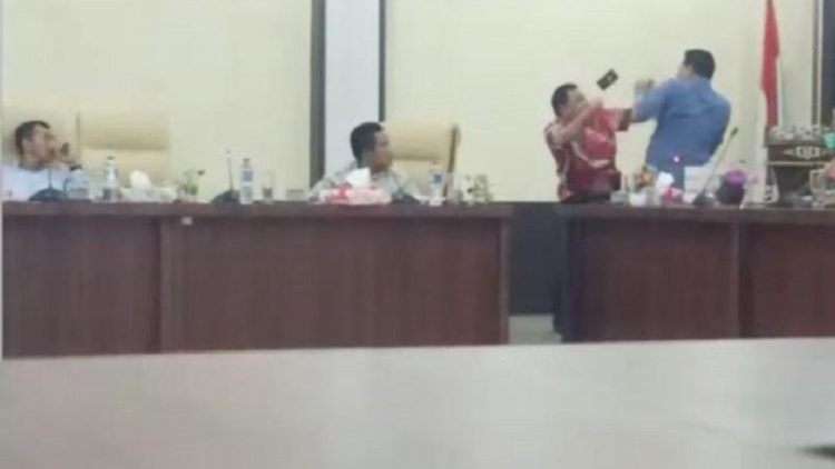 Ketua PDIP Labuhanbatu Selatan Zainal Harahap (baju merah) nyaris adu jotos dengan Ketua PKPI Labusel Arwi Winata saat rapat pembahasan dana CSR. (ANTARA)