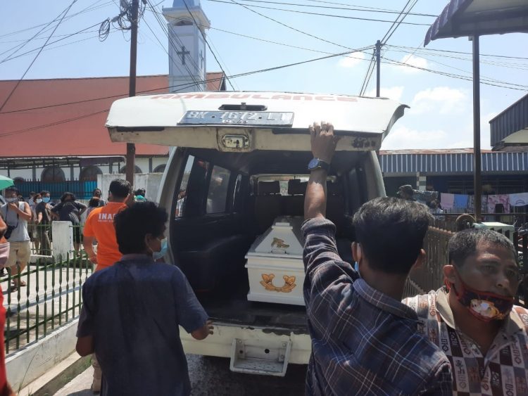 Mayat korban setelah dimasukkan ke dalam ambulance.