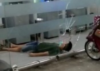 Seorang pria pingsan di gerai ATM Kota Makassar, Kamis 15 Juli 2021 [SuaraSulsel.id / Istimewa]
