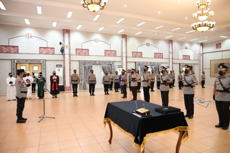 Irjen Pol Panca Putra Simanjuntak, saat pimpin langsung upacara serah terima jabatan empat Kapolres yaitu, Kapolres Simalungun, Kapolres Asahan, Kapolres Tanjungbalai, dan Kapolres Sibolga, di Aula Tri Brata Mapolda Sumatera Utara, Medan, Selasa (13/7/2021) sore lalu, pukul 17.00 WIB.