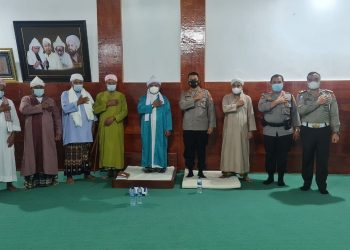 Kapolres Simalungun, AKBP Nicolas Dedy Arifianto, SH, SIK, MH, didampingi Kapolsek Tanah Jawa, Kompol Slamet, Kasat Lantas, AKP Hendrik Fernandes Aritonang, SIK dan Kasat Reskrim, AKP Rachmat Aribowo, SIK, MH saat foto bersama Tuan Guru Syekh H. DR. Ahmad Sabban Rajagukguk, MA.