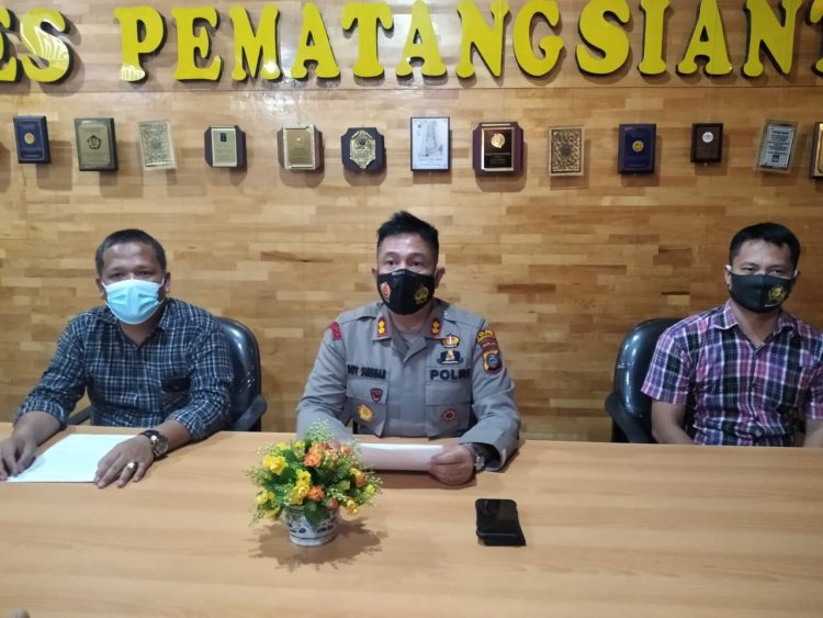 Kapolres Pematangsiantar, AKBP Boy Sutan Binanga Siregar, SIK, tampak didampingi Kanit 1 Jahtanras, Ipda Moses Butar-Butar dan Kanit Ekonomi, Aipda Bolon Situngkir, di Ruang Lobby, Rabu (28/7/2021), sekitar pukul 16.30 WIB.