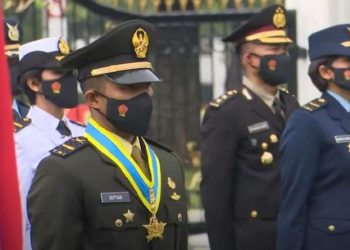 Sermatutar Septian Hariyono Pasaribu lulusan terbaik Akademi Angkatan Darat (AAD) saat menerima Bintang Adhi Makayasa 2021 dari Presiden Jokowi. (Foto: Setpres Presiden)