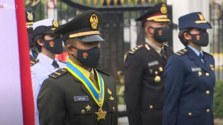 Sermatutar Septian Hariyono Pasaribu lulusan terbaik Akademi Angkatan Darat (AAD) saat menerima Bintang Adhi Makayasa 2021 dari Presiden Jokowi. (Foto: Setpres Presiden)