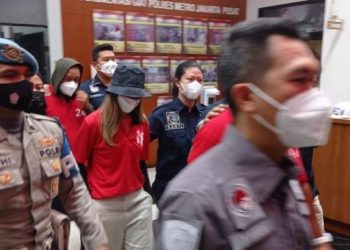 Nia Ramadhani dan Ardi Bakrie beserta sopirnya SN tertunduk lesu saat mengenakan baju tahanan Polres Metro Jakarta Pusat. (Foto: Istimewa)