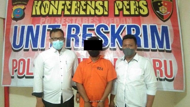 Tersangka saat diamankan di Mapolsek Medan Baru. (Foto: istimewa)