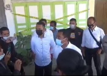 Kasatreskrim Polresta Deliserdang Kompol M Firdaus saat memimpin penyegelan Yayasan Sari Asih Nusantara. (Foto: iNews/Amiruddin)