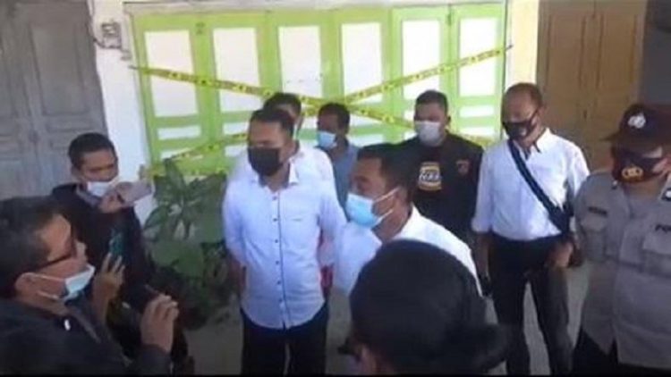 Kasatreskrim Polresta Deliserdang Kompol M Firdaus saat memimpin penyegelan Yayasan Sari Asih Nusantara. (Foto: iNews/Amiruddin)