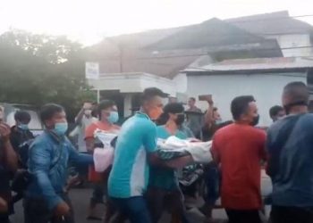 Aksi warga saat membawa paksa jenazah pasien Covid-19 di RSUD FL Tobing Kota Sibolga. (Foto: iNews/Raymond)