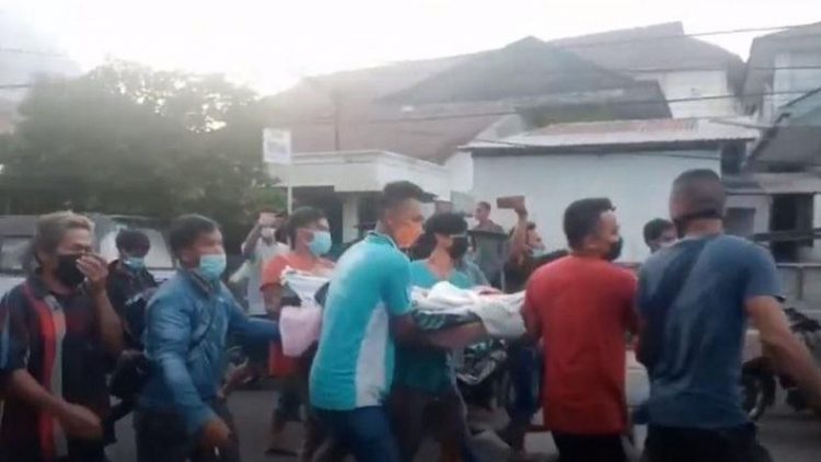 Aksi warga saat membawa paksa jenazah pasien Covid-19 di RSUD FL Tobing Kota Sibolga. (Foto: iNews/Raymond)