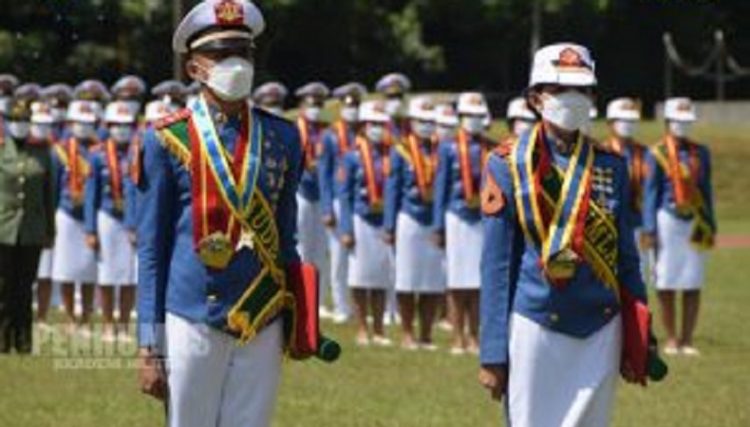 Sermatutar Septian Haryono Pasaribu meraih penghargaan Adi Makayasa Akmil TA 2021 dan Sermatutar Chaterine I Simbolon meraih Anindya Wiratama. (Foto: Istimewa)