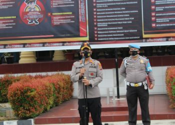 Kapolres Pematangsiantar, AKBP Boy Sutan Binanga Siregar, S.Ik pimpin upacara pelepasan purna bhakti dua orang personil, di Lapangan Apel Polres Pematangsiantar, Senin (26/7/2021) pagi, pukul 08.00 WIB.