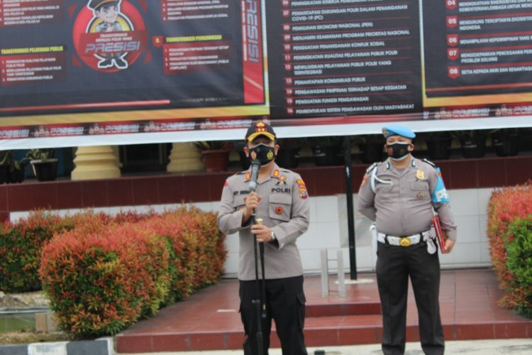 Kapolres Pematangsiantar, AKBP Boy Sutan Binanga Siregar, S.Ik pimpin upacara pelepasan purna bhakti dua orang personil, di Lapangan Apel Polres Pematangsiantar, Senin (26/7/2021) pagi, pukul 08.00 WIB.