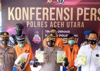 Kapolres Aceh Utara AKBP Tri Hadiyanto memperlihatkan barang bukti sabu-sabu di Mapolres Aceh Utara, Rabu (21/7/2021). Foto: Antara/Polres Aceh Utara