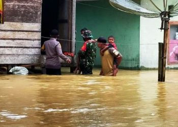 Prajurit TNI membantu mengevakuasi masyarakat yang terdampak banjir akibat meluapnya aliran sungai di Kecamatan Tripa Makmur, Kabupaten Nagan Raya, Aceh, Selasa (6/7/2021). (Antara/Dok. BPBD Nagan Raya)