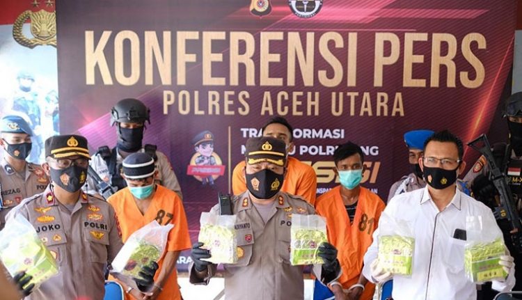 Kapolres Aceh Utara AKBP Tri Hadiyanto memperlihatkan barang bukti sabu-sabu di Mapolres Aceh Utara, Rabu (21/7/2021). Foto: Antara/Polres Aceh Utara