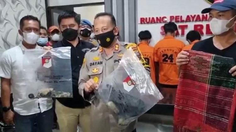 Kapolres Pelabuhan Belawan AKBP Muhammad R Dayan menunjukkan barang bukti dari keenam tersangka tawuran berujung penjarahan di Medan Bahari, Rabu (21/7/2021). (Foto: iNews/Yudha Bahar)