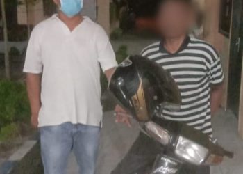 Pelaku curanmor dan barang bukti sepeda motor yang diamankan Polisi di Mapolsek Perbaungan.