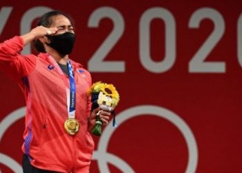 Atlet angkat besi Filipina, Hidilyn Diaz, usai meraih emas Olimpiade 2020. (Vincenzo Pinto/AFP)