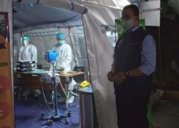 Gubernur DKI Jakarta Anies Baswedan saat meninjau tenda darurat bagi ruang inap pasien COVID-19 di RSUD Kramat Jati, Jakarta Timur, Kamis (24/6/2021). [ANTARA/Mentari Dwi Gayanti]