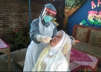 Seorang pengantin wanita menjalani swab antigen saat acara hajatan di Kecamatan Grogol, Sukoharjo, Minggu (4/7/2021). [ist]