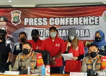 Nia Ramadhani dan Ardi Bakrie ditampilkan berbaju tahanan terkait kasus narkoba. (Yogi E/detikcom)