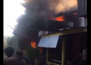 Kobaran api yang melalap rumah sekaligus tempat ibadah warga Tionghoa di Jalan Pembangunan, Kisaran, Asahan. (Foto: iNews/Ulil Amri)