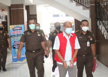 Foto: Tersangka kasus korupsi ditahan Kejati Sumut (Datuk-detikcom)