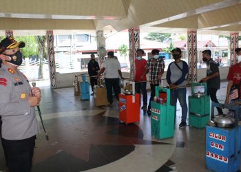 Kapolres Pematangsiantar, AKBP Boy Sutan Binanga Siregar saat menyapa pedagang cilok yang mendapat bantuan dari Kapolda Sumut.