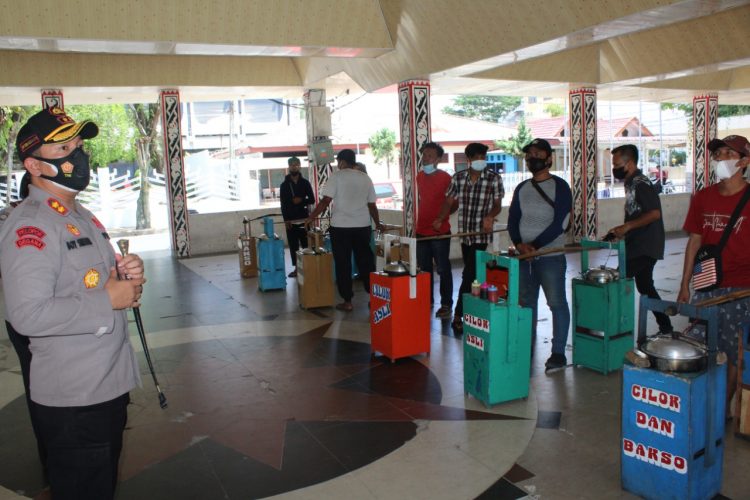Kapolres Pematangsiantar, AKBP Boy Sutan Binanga Siregar saat menyapa pedagang cilok yang mendapat bantuan dari Kapolda Sumut.