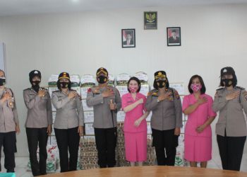 Foto bersama Kapolres Pematangsiantar, AKBP Boy Sutan Binanga Siregar, S.I.K, dan Ketua Bhayangkari Cabang Pematangsiantar, Ny. Fifi Boy Siregar di sela – sela kegiatan bakti sosial dalam rangka Hari Kesatuan Gerak Bhayangkari (HKGB) ke-69, di Aula Bhayangkari Polres Pematangsiantar, Selasa (27/7/2021) pagi lalu, pukul 10.00 WIB.