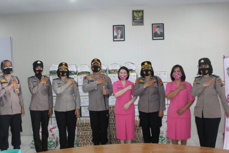 Foto bersama Kapolres Pematangsiantar, AKBP Boy Sutan Binanga Siregar, S.I.K, dan Ketua Bhayangkari Cabang Pematangsiantar, Ny. Fifi Boy Siregar di sela – sela kegiatan bakti sosial dalam rangka Hari Kesatuan Gerak Bhayangkari (HKGB) ke-69, di Aula Bhayangkari Polres Pematangsiantar, Selasa (27/7/2021) pagi lalu, pukul 10.00 WIB.