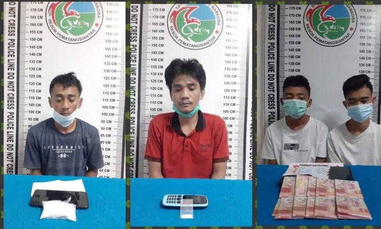 Foto para pelaku dan barang bukti yang diamankan Sat Narkoba Polres Pematangsiantar.