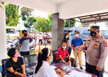 AKBP Agus Waluyo, S.I.K., cek pelaksanaan vaksinasi massal yang dilaksanakan Urkes Polres Simalungun dengan membuka Gerai Vaksin Presisi, guna percepatan vaksinasi, di Posko Vaksinasi Mako Polres Simalungun, Rabu (7/7/2021) pagi tadi, pukul 09.00 WIB.