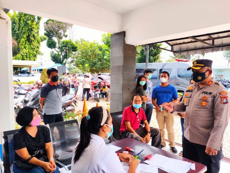 AKBP Agus Waluyo, S.I.K., cek pelaksanaan vaksinasi massal yang dilaksanakan Urkes Polres Simalungun dengan membuka Gerai Vaksin Presisi, guna percepatan vaksinasi, di Posko Vaksinasi Mako Polres Simalungun, Rabu (7/7/2021) pagi tadi, pukul 09.00 WIB.