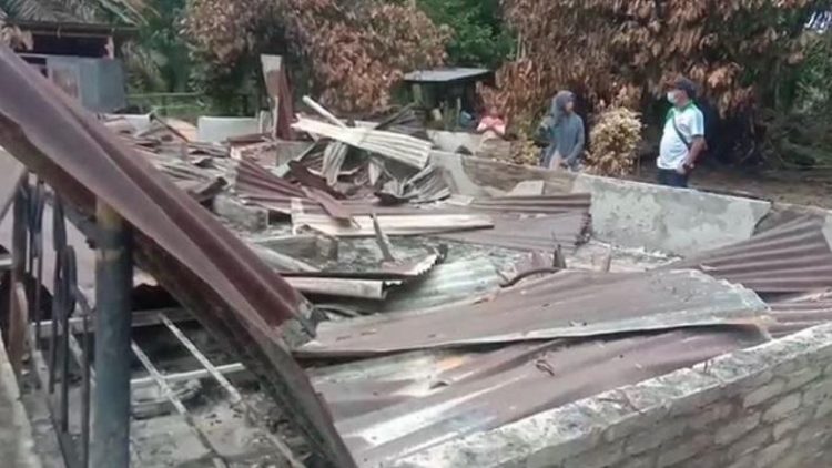 Puing-puing rumah yang diduga sengaja dibakar mantan pacar anak pemilik rumah di Dusun 2, Desa Pinangripan, Kabupaten Asahan. (Foto: iNews/Ulil Amri)