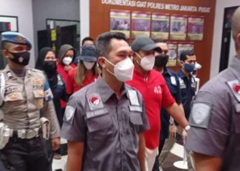 Nia Ramadhani dan Ardi Bakrie memakai baju tahanan setelah keduanya ditetapkan sebagai tersangka terkait kasus narkoba. [Ist]