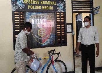 Seorang pria berinisial ED alias Jeded (27) dengan barang bukti curian sepeda dan baju (Foto: Dok Polres Bima)