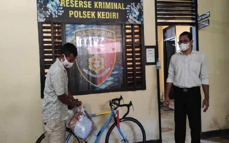 Seorang pria berinisial ED alias Jeded (27) dengan barang bukti curian sepeda dan baju (Foto: Dok Polres Bima)