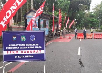Petugas gabungan melakukan penyekatan di salah satu ruas jalan di Kota Medan untuk menekan mobilitas warga. (Foto: istimewa)