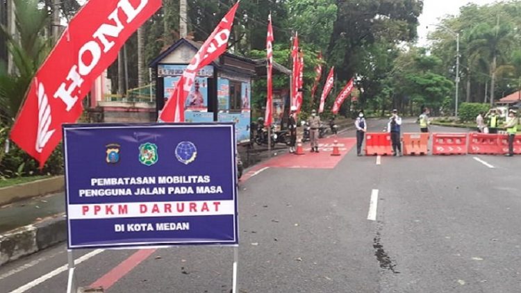 Petugas gabungan melakukan penyekatan di salah satu ruas jalan di Kota Medan untuk menekan mobilitas warga. (Foto: istimewa)